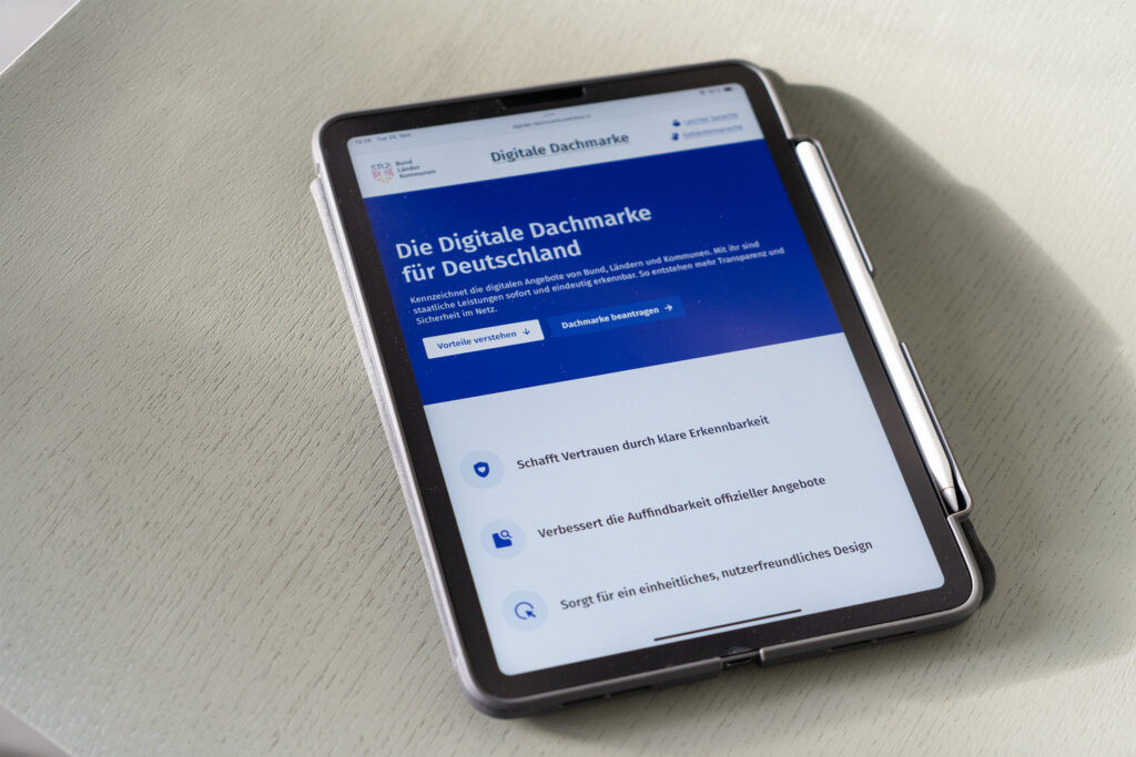 
A tablet computer displaying a website for the digital cross-government umbrella brand listing 3 main benefits: creating trust through recognition, improving application of official offerings, ensuring a unified user-friendly design 